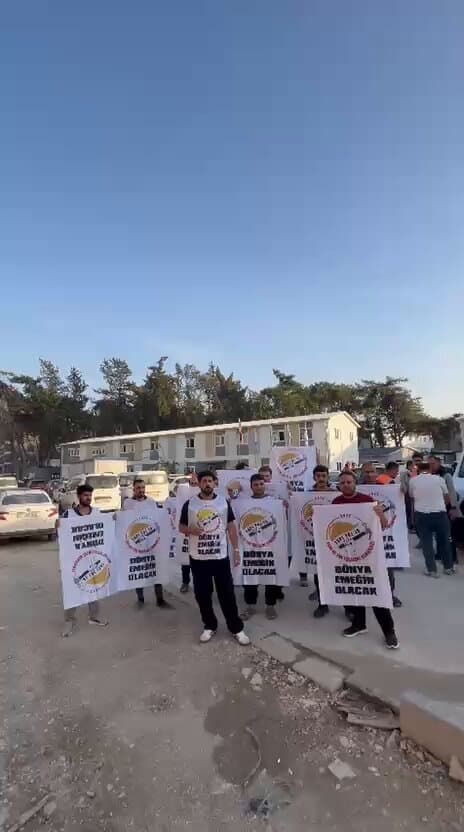 Yapı Yol-İş üyelerinin Antakya'da hakları için şantiye önünde başlattığı eylem.