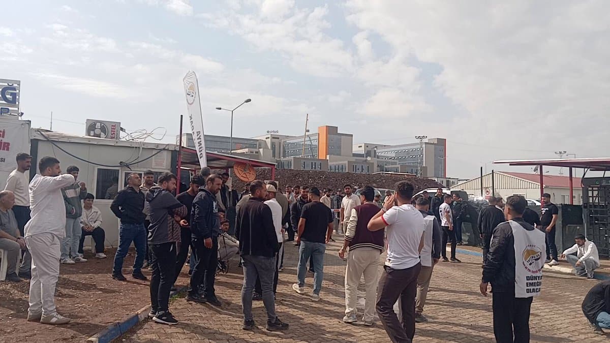 Diyarbakır’da Gürbağ Grup ile yapılacak görüşme öncesinde eylem alanında bulunan Yapı Yol-İş üyeleri.