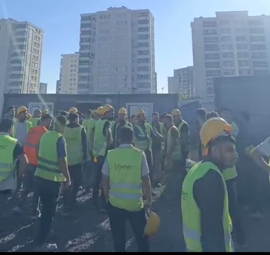 Yapı Yol-İş üyeleri Diyarbakır Şehir Hastanesi şantiyesinde hakları için düzenlenen eylemde.