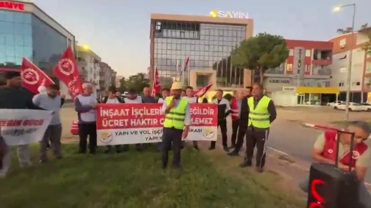 Yapı Yol-İş üyeleri Antalya Kepez’deki konut inşaatı önünde hakları için eylemde.
