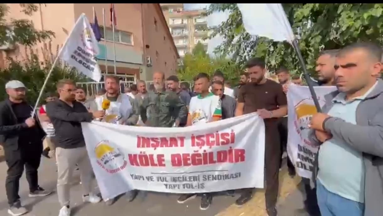 Yapı Yol-İş üyelerinin Diyarbakır Çalışma İl Müdürlüğü önünde gerçekleştirdiği basın açıklaması.
