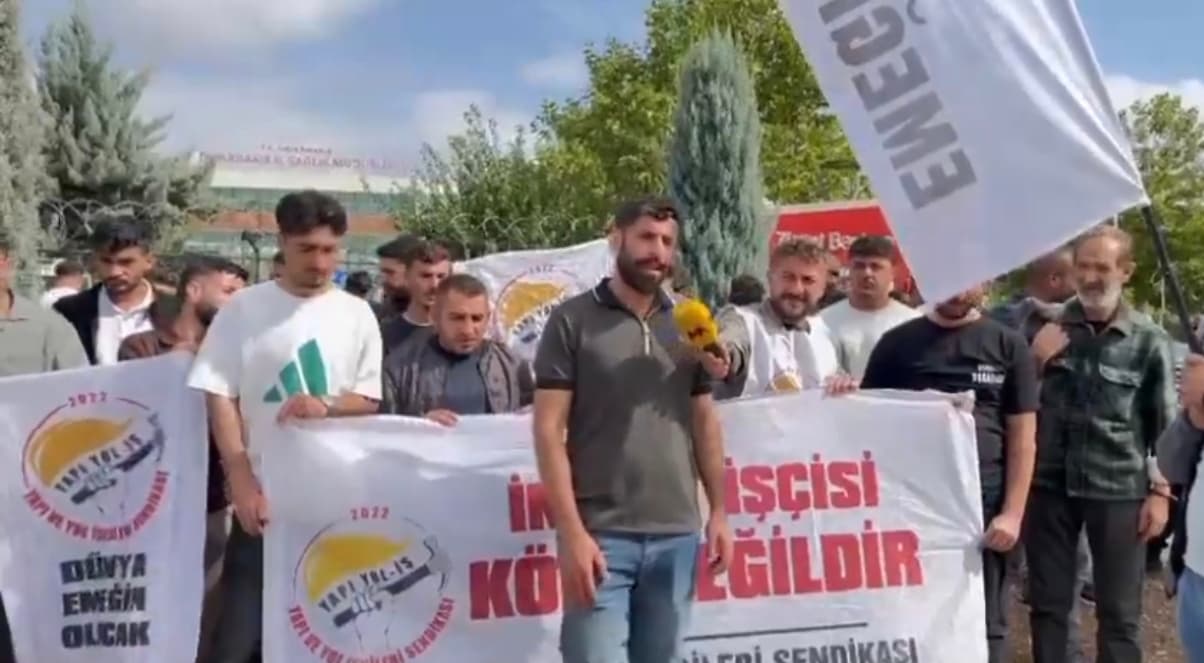 Yapı Yol-İş üyelerinin Diyarbakır İl Sağlık Müdürlüğü önünde gerçekleştirdiği basın açıklaması.