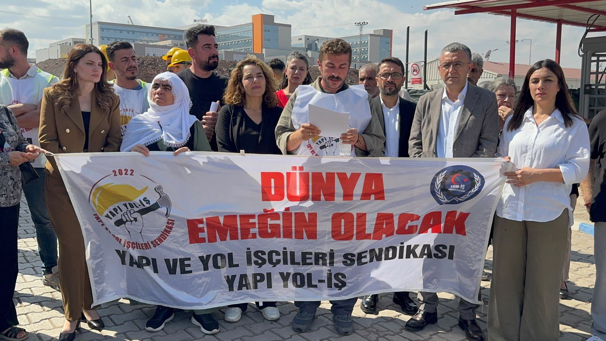 Diyarbakır Şehir Hastanesi Şantiyesinde hakları için direnen işçiler basın açıklmaları gerçekleştirdiler.