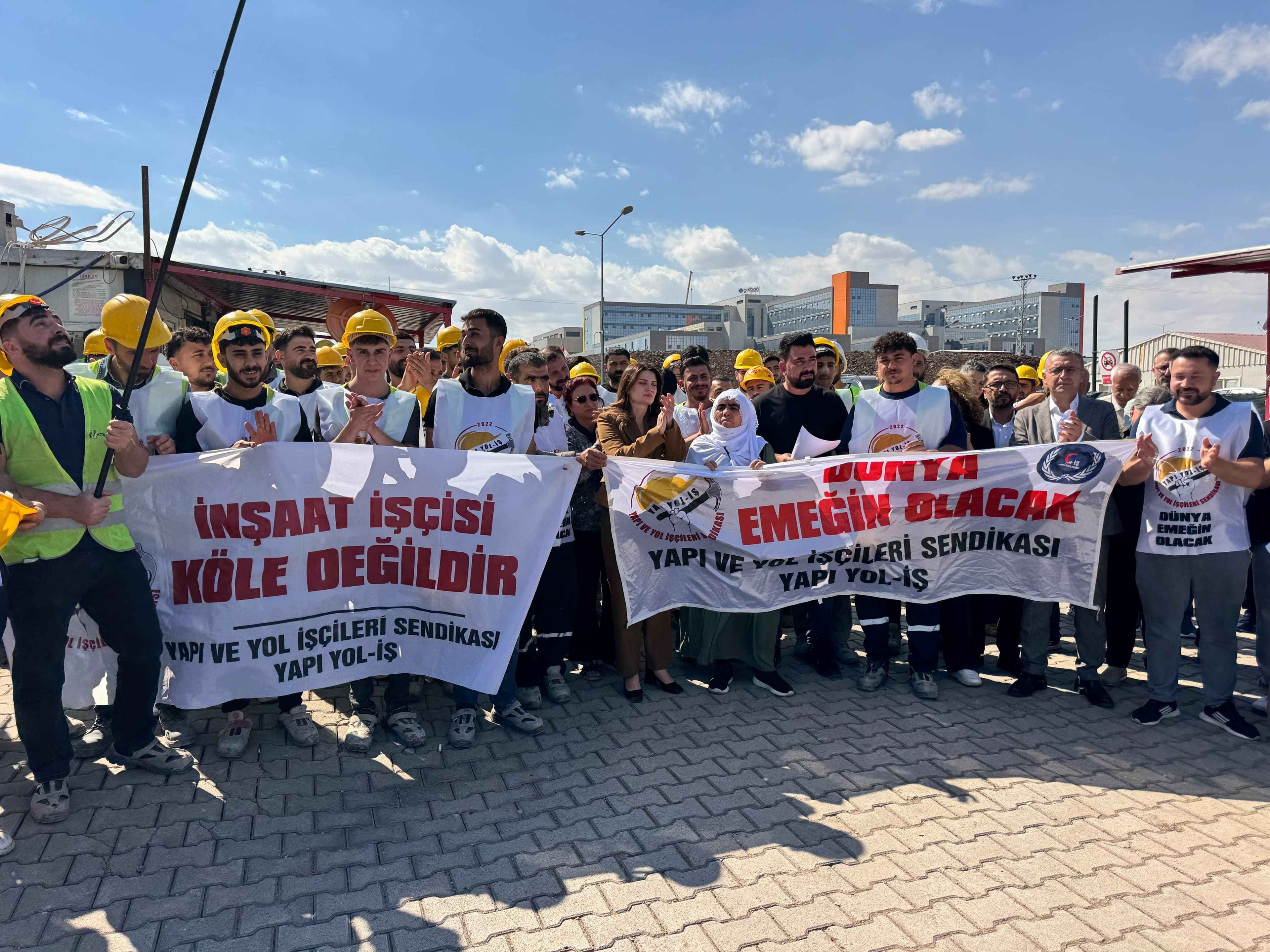 Diyarbakır Şehir Hastanesi Şantiyesinde hakları için direnen işçiler basın açıklmaları gerçekleştirdiler.