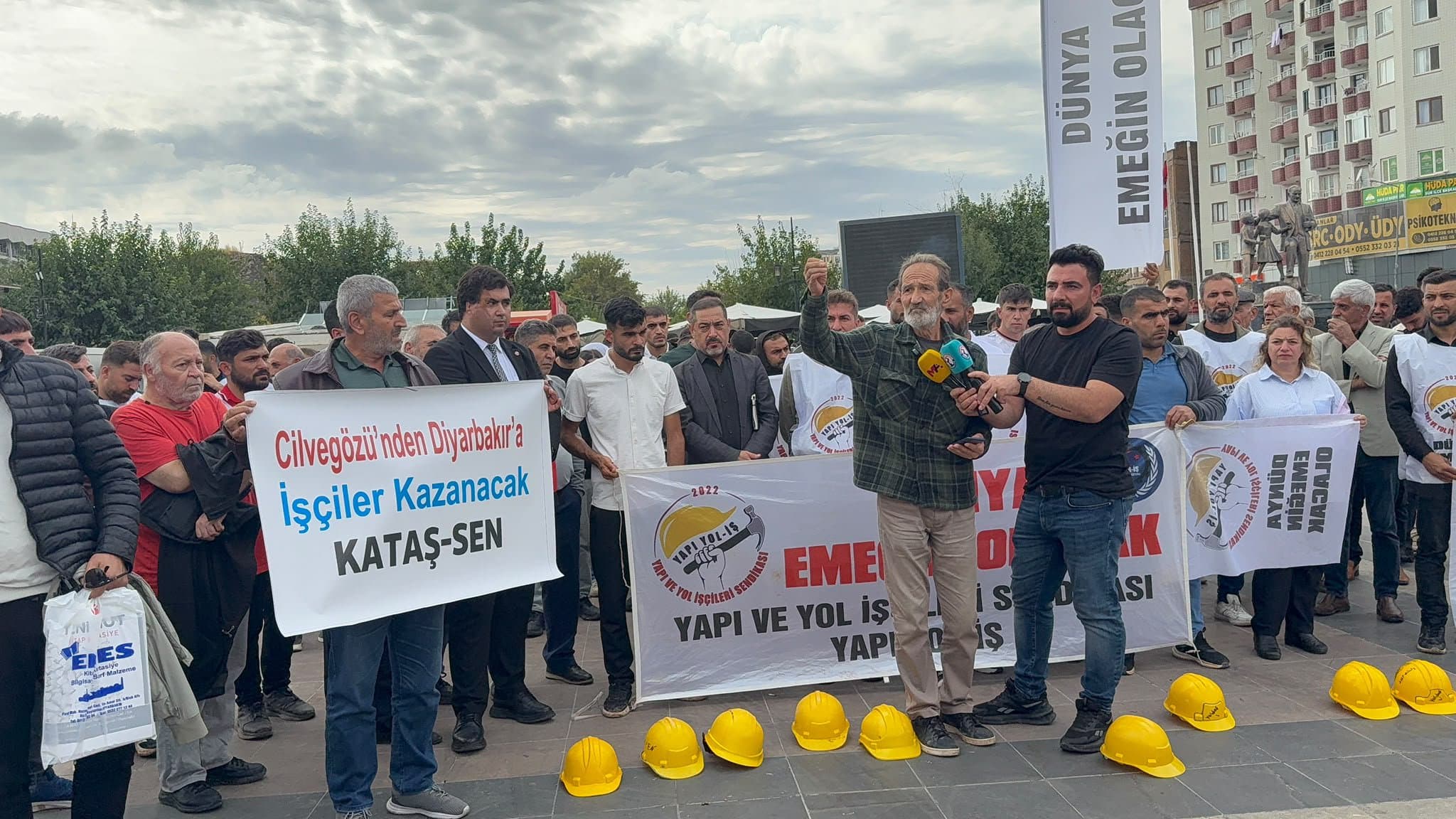 KATAŞ-SEN üyesi şoförler Dağkapı Meydanı’nda Yapı Yol-İş üyeleriyle dayanışma gösteriyor.