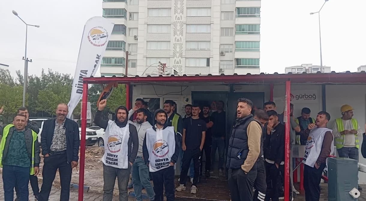 Yağmura rağmen mücadele devam ediyor.